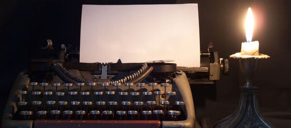 Печатная машинка при свете свечи Печатная машинка при свете свечи - اسپوتنیک افغانستان
