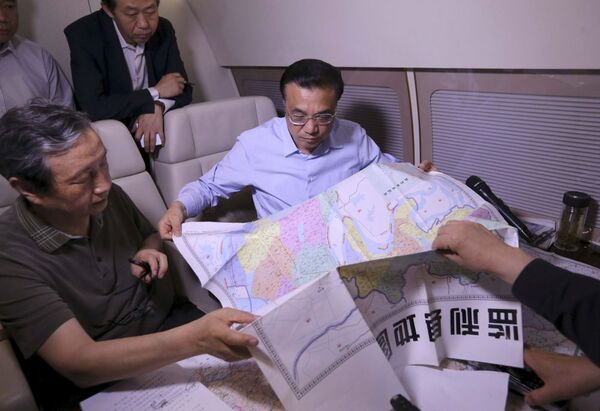 لی کتسیان نخست وزیر چین در حال بررسی نقشه عملیات جستجو در رودخانه یانتسزی - اسپوتنیک افغانستان  