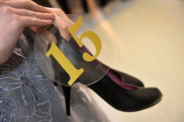 یکی از شرکت کنندگان کفش ها و شماره پلاک خود را نگه می دارد - اسپوتنیک افغانستان  