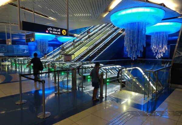 ورودی ایستگاه متروی «بورجومن»، دبی، امارات متحده عربی - اسپوتنیک افغانستان  