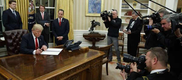 Президент США Дональд Трамп подписывает первый указ в Овальном кабинете в Белом доме Президент США Дональд Трамп подписывает первый указ в Овальном кабинете в Белом доме - اسپوتنیک افغانستان
