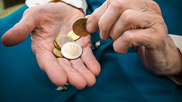 Руки старой женщины держат монеты евро - اسپوتنیک افغانستان  