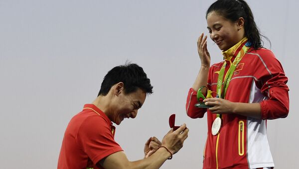 Предложение китайского чемпиона в прыжках в воду Цинь Кая своей соотечественнице прыгунье в воду Хэ Цзы на XXXI летних Олимпийских играх в Рио-де-Жанейро - اسپوتنیک افغانستان  