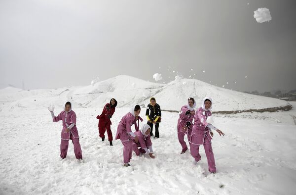 دختران پس از تمرین هنرهای رزمی در کابل برف بازی می کنند - اسپوتنیک افغانستان  