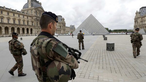 یک سرباز در پاریس  مورد حمله شخص ناشناس قرار گرفت - اسپوتنیک افغانستان  