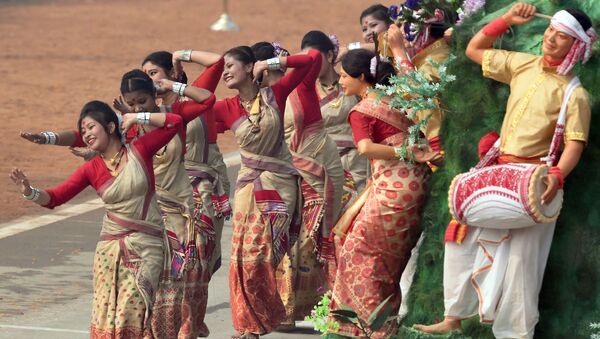 Танцовщицы народных танцев выступают на параде в честь Дня республики в Нью-Дели, Индия - اسپوتنیک افغانستان  