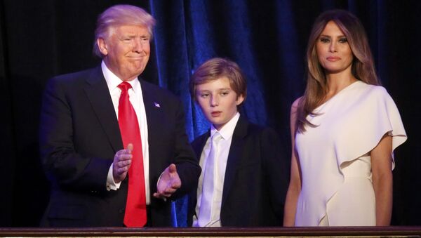 Новоизбранный президент США Дональд Трамп с женой Меланьей и сыном Барроном в Нью-Йорке - اسپوتنیک افغانستان  