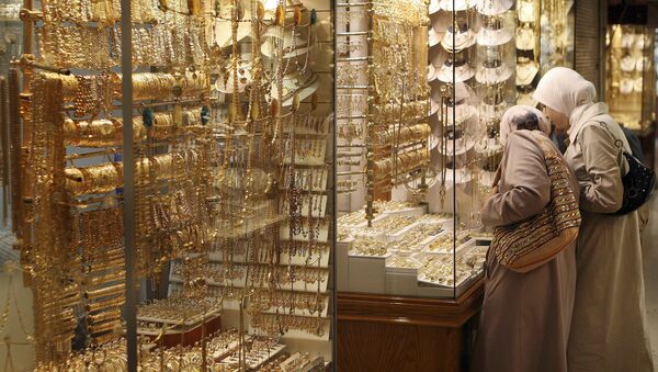 Женщины рассматривают украшения в витрине ювелирного магазина в Дамаске. Архивное фото - اسپوتنیک افغانستان  