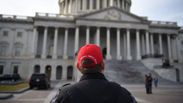 Мужчина в кепке с лозунгом make america great again у здания Капитолия в Вашингтоне - اسپوتنیک افغانستان  