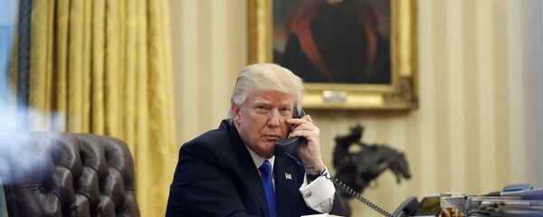 Президент США Дональд Трамп во время телефонного разговора в Овальном кабинете Белого Дома Президент США Дональд Трамп во время телефонного разговора в Овальном кабинете Белого Дома - اسپوتنیک افغانستان