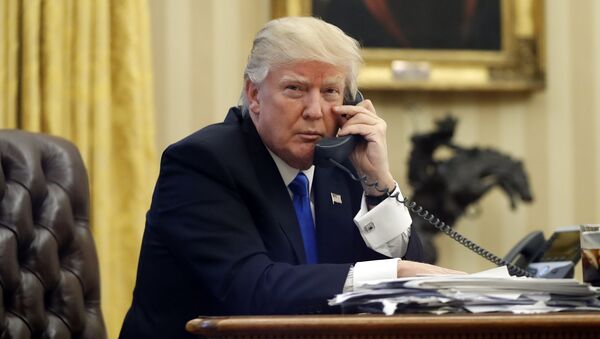 Президент США Дональд Трамп во время телефонного разговора в Овальном кабинете Белого Дома - اسپوتنیک افغانستان  