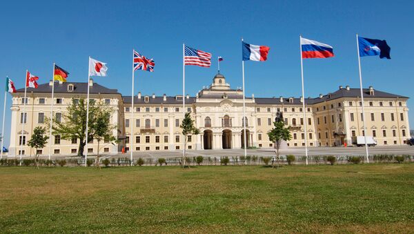 Флаги стран-участниц саммита G8 напротив Константиновского дворца под Санкт-Петербургом - اسپوتنیک افغانستان  