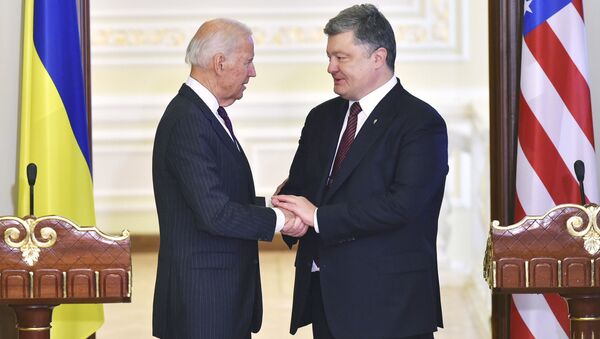Вице-президент США Джо Байден и президент Украины Петр Порошенко на встрече в Киеве - اسپوتنیک افغانستان  