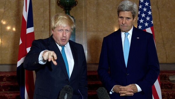Министр иностранных дел Великобритании Борис Джонсон и государственный секретарь США Джон Керри на пресс-конференции в Лондоне - اسپوتنیک افغانستان  