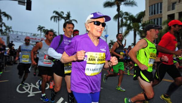92-летняя Harriette Thompson участвует в марафоне в Сан-Диего - اسپوتنیک افغانستان  