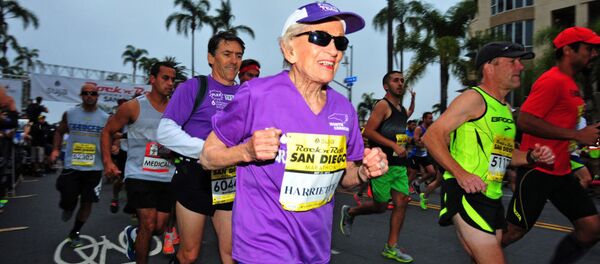 92-летняя Harriette Thompson участвует в марафоне в Сан-Диего - اسپوتنیک افغانستان  