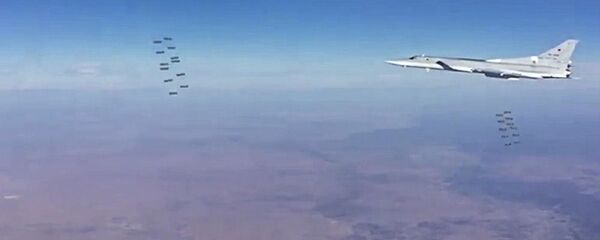 Сверхзвуковые стратегические бомбардировщики-ракетоносцы ВКС РФ Ту-22М3 во время нанесения авиационного удара по объектам ИГ в провинции Дейр-эз-Зор в Сирии Сверхзвуковые стратегические бомбардировщики-ракетоносцы ВКС РФ Ту-22М3 во время нанесения авиационного удара по объектам ИГ в провинции Дейр-эз-Зор в Сирии - اسپوتنیک افغانستان