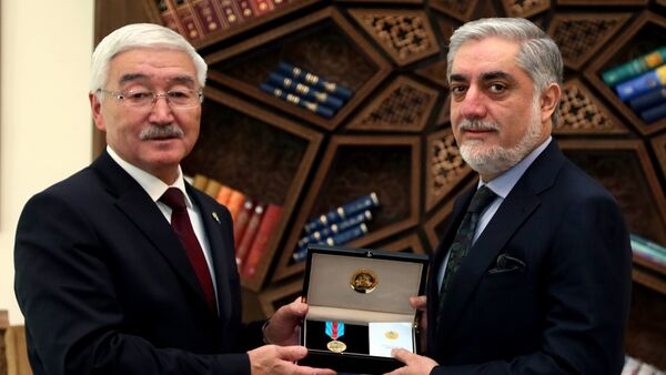 اهدای مهم‌ترین مدال از سوی رییس‌جمهور قزاقستان به عبدالله عبدالله - اسپوتنیک افغانستان  