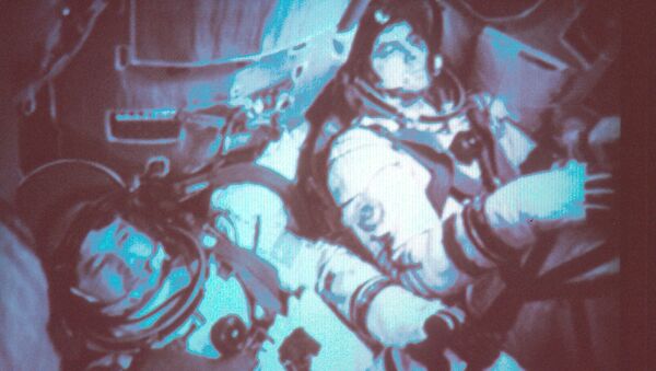 Советские космонавты Леонид Кизим и Владимир Соловьев на корабле Союз Т-15 - اسپوتنیک افغانستان  