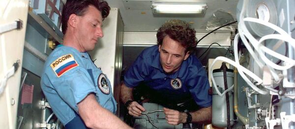 Американские космонавты Майкл Фоул и Джерри Линенджер на борту шаттла Атлантис Американские космонавты Майкл Фоул и Джерри Линенджер на борту шаттла Атлантис - اسپوتنیک افغانستان