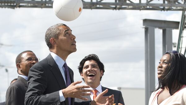 Бывший президент США Барак Обама играет с воллейбольным мячом - اسپوتنیک افغانستان  