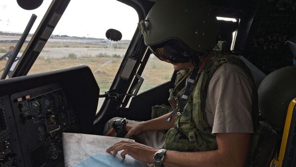 پیلوت یک هلیکوپتر در خیابان فرود می‌آید تا را آدرس بپرسد - اسپوتنیک افغانستان  
