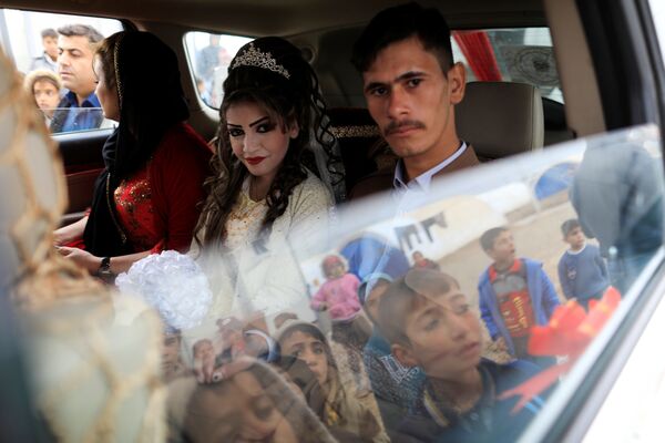 عروس و داماد در موتر عروسی در پایگاه پناهجویان در عراق - اسپوتنیک افغانستان  