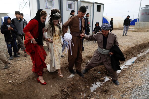 عروس و داماد در جریان عروسی در پایگاه پناهجویان در عراق - اسپوتنیک افغانستان  