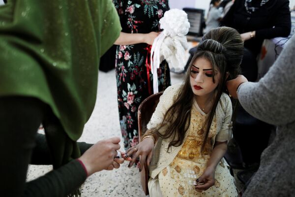 عروس در حال آمادگی به عروسی در پایگاه پناهجویان در عراق - اسپوتنیک افغانستان  