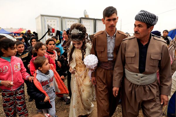 جفت عروس و داماد که از موصل فرار کرده اند در عروسی شان در پایگاه پناهجویان در عراق - اسپوتنیک افغانستان  