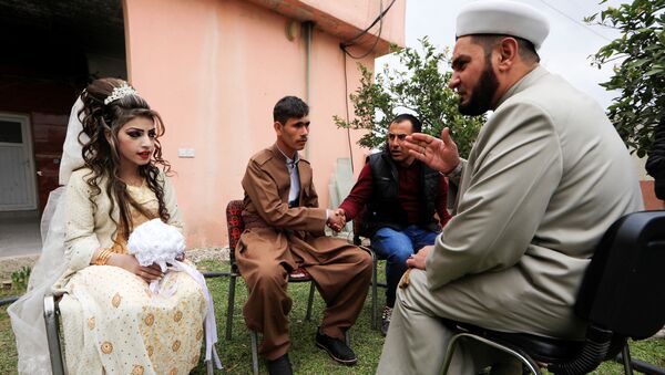 Иракские молодожены слушают наставления духовного лица в лагере беженцев - اسپوتنیک افغانستان  