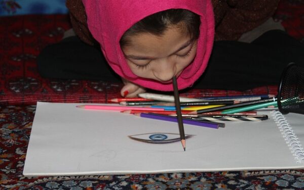 نمی‌توانیم از دست و پای خود استفاده کنم با دهن نقاشی می‌کنم - اسپوتنیک افغانستان  