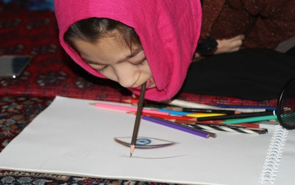 نمی‌توانیم از دست و پای خود استفاده کنم با دهن نقاشی می‌کنم - اسپوتنیک افغانستان  