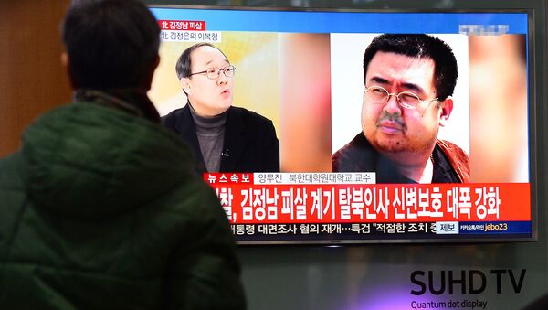 People watch a TV screen broadcasting a news report on the assassination of Kim Jong Nam, the older half brother of the North Korean leader Kim Jong Un, at a railway station in Seoul, South Korea, February 14, 2017 - اسپوتنیک افغانستان  