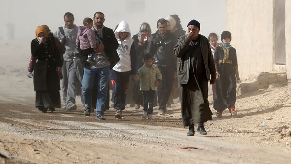 Жители Мосула перемещаются в безопасную зону во время военной операции против ДАИШ в Ираке - اسپوتنیک افغانستان  