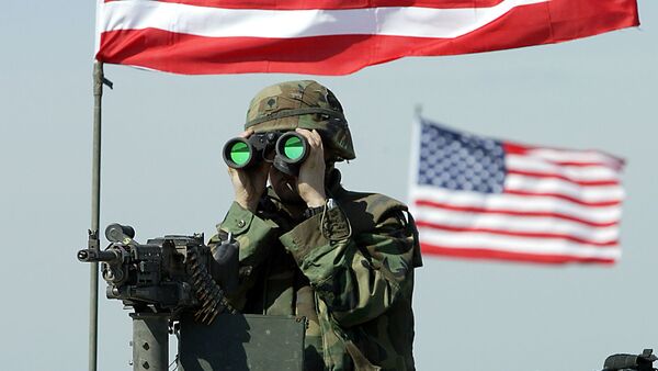 A US soldier peers through binoculars - اسپوتنیک افغانستان  
