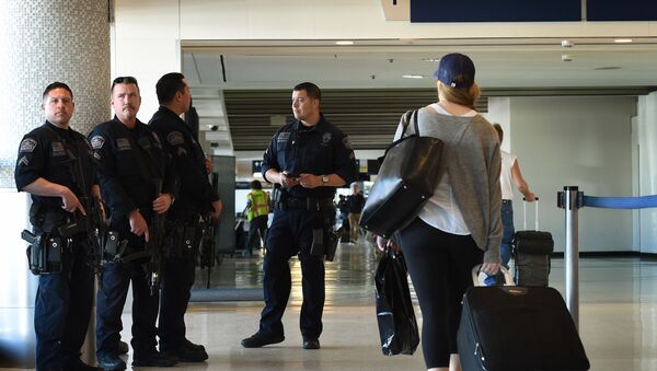 Полиция в аэропорту Лос-Анджелеса - اسپوتنیک افغانستان  
