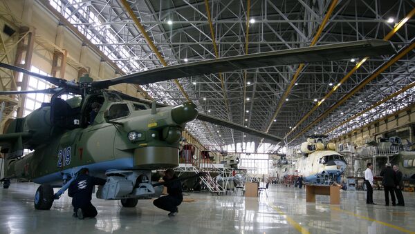 Рабочие во время сборки вертолета Ми-28НЭ на заводе Роствертол в Ростове-на-Дону - اسپوتنیک افغانستان  