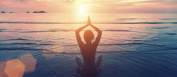 Девушка медитирует на берегу океана Девушка медитирует на берегу океана - اسپوتنیک افغانستان