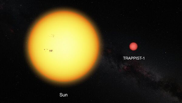 This picture shows the Sun and the ultracool dwarf star TRAPPIST-1 to scale. The faint star has only 11% of the diameter of the sun and is much redder in color. - اسپوتنیک افغانستان  