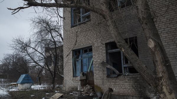 Дом, поврежденный в результате обстрелов Коминтерново в Донецкой области - اسپوتنیک افغانستان  
