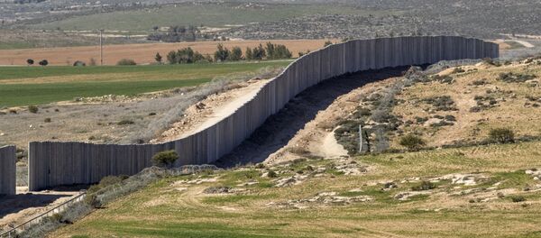 Заградительная стена между Израилем и Западным берегом реки Иордан в районе израильского кибуца Лахав Заградительная стена между Израилем и Западным берегом реки Иордан в районе израильского кибуца Лахав - اسپوتنیک افغانستان