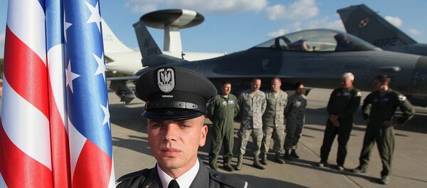 A soldier with the US flag A soldier with the US flag - اسپوتنیک افغانستان