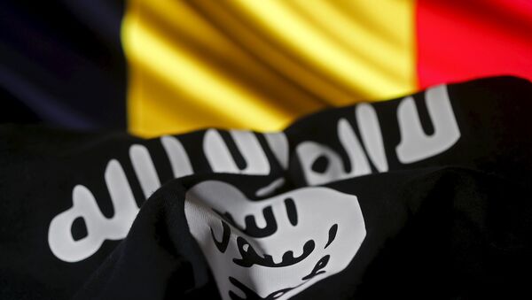 Islamic State flag is seen in front of a Belgian flag in this illustration taken March 22, 2016 - اسپوتنیک افغانستان  