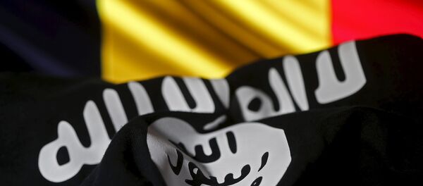 Islamic State flag is seen in front of a Belgian flag in this illustration taken March 22, 2016 - اسپوتنیک افغانستان  