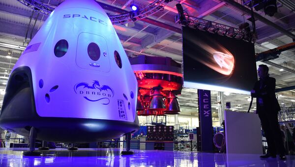 Космический корабль SpaceX Dragon V2 во время пресс-конференции в Калифорнии - اسپوتنیک افغانستان  