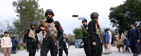 پولیس پاکستان بیرق افغانستان را در  پشاور پایین کرد - اسپوتنیک افغانستان  