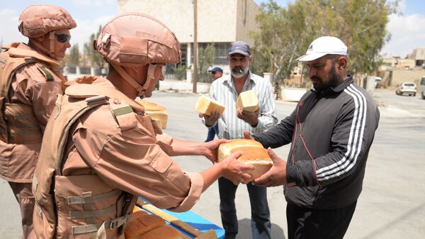 Раздача хлеба российскими военнослужащими жителям Пальмиры - اسپوتنیک افغانستان  
