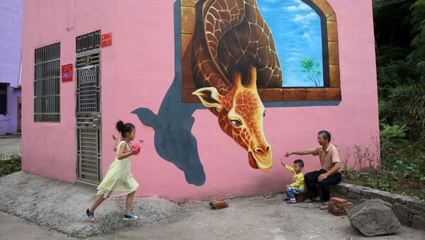 Туристы у дома с 3D-рисунком на стене в Китае - اسپوتنیک افغانستان  