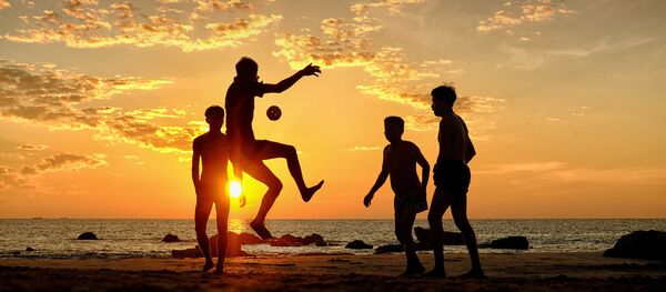 Работа фотографа Andrew Hone Football at sunset on Ngapali Beach, Myanmar для конкурса National Geographic Traveller-2017 в категории Action - اسپوتنیک افغانستان  